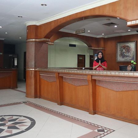 Oyo 742 Mona Plaza Hotel Pekanbaru Kültér fotó