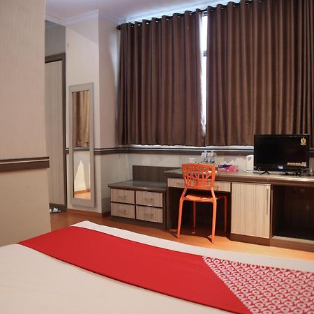 Oyo 742 Mona Plaza Hotel Pekanbaru Kültér fotó