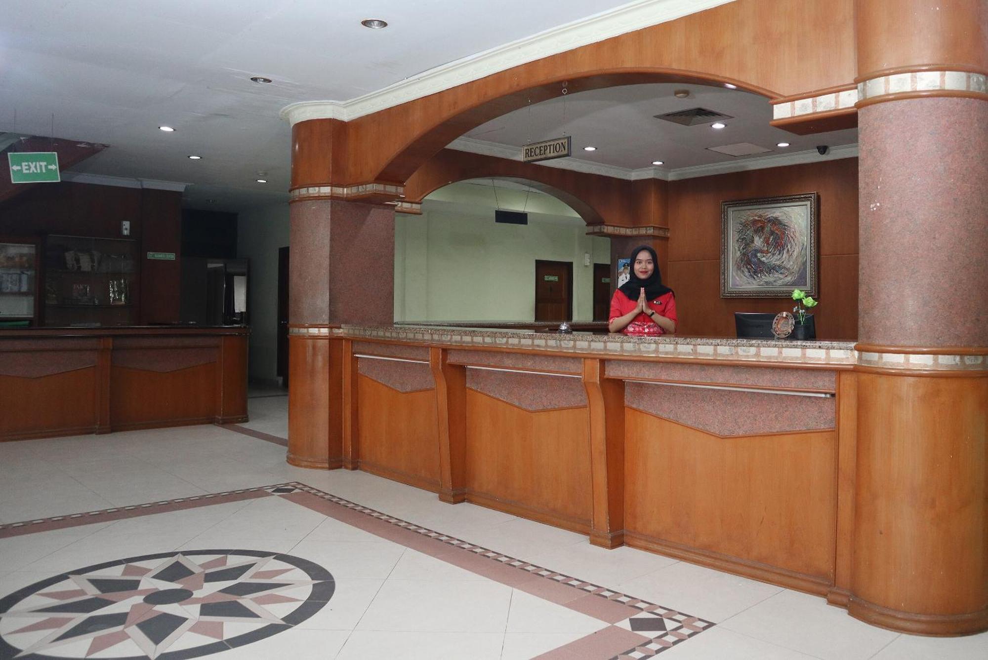 Oyo 742 Mona Plaza Hotel Pekanbaru Kültér fotó