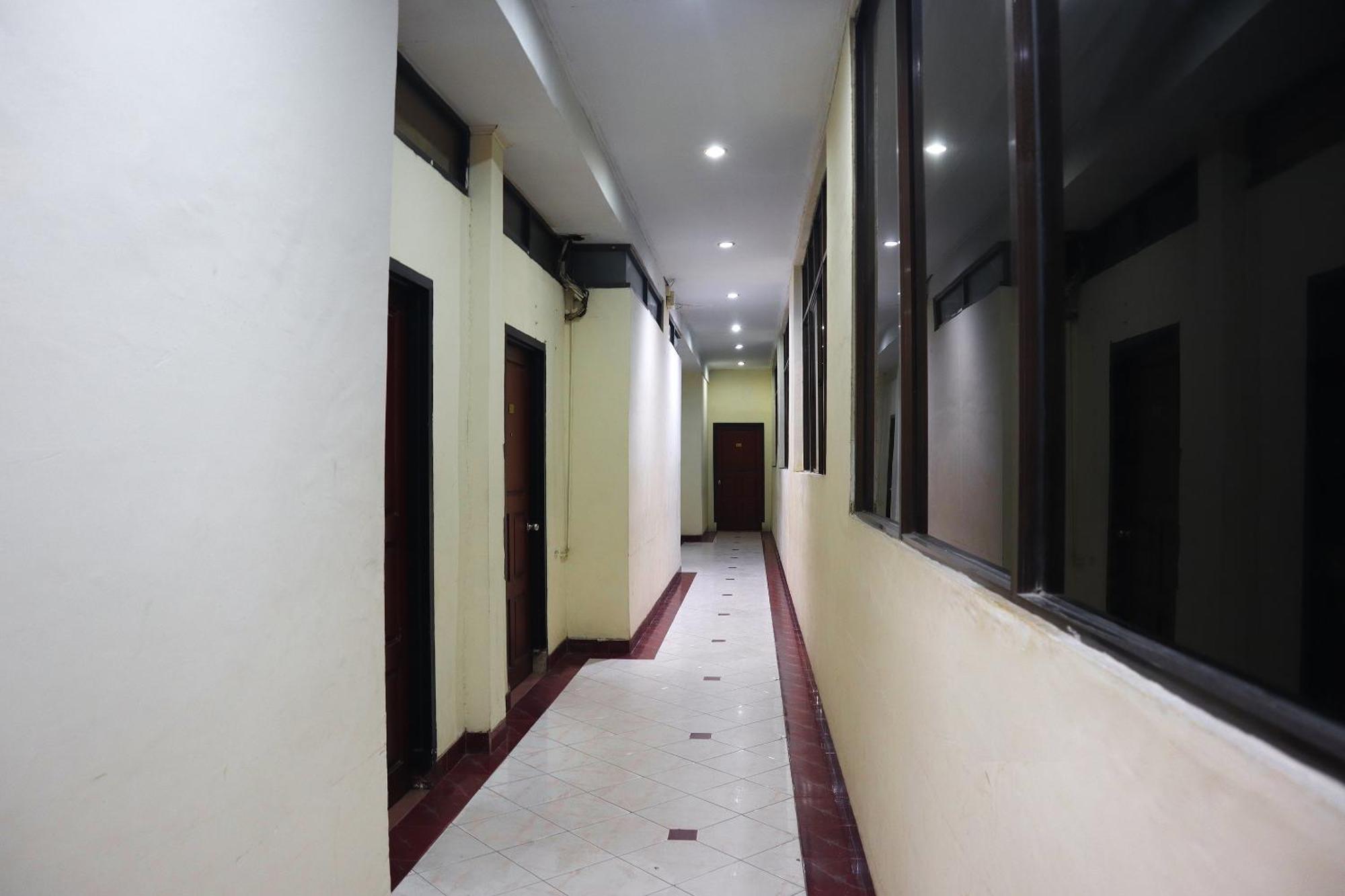 Oyo 742 Mona Plaza Hotel Pekanbaru Kültér fotó